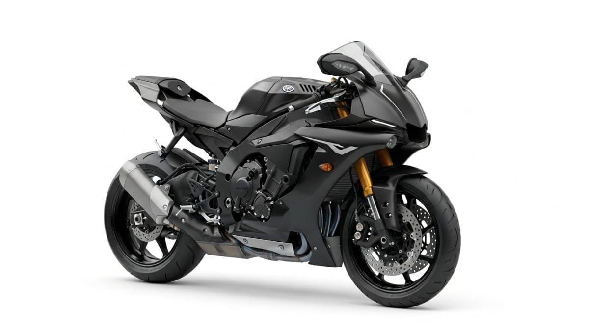 ヤマハが誇るスーパースポーツ、YZF-R1。 その流麗なデザインと圧倒的なパフォーマンスに多くのライダーが魅了される一方で、YZF-R1は壊れやすいという気になる噂を耳にして、購入に一歩踏み出せないでいる方もいるのではないでしょうか。 速すぎ、乗りにくい、あるいは曲がらないといった評価は本当なのか、歴代モデルに共通するデメリットや、特徴的なデメキンモデルの実態など、購入前にはっきりさせておきたい点は多いはずです。 また、新車と中古のどちらを選ぶべきか、おすすめの年式、より高性能なYZF-R1Mとの違いも気になります。 さらに、YZF-R1は最速なのかという純粋な性能への興味や、実際の最高速度、そしてYZF-R1の中古相場は値上がりしてるのかという市場の動向、YZF-R1の生産停止はなぜかという将来性まで、疑問は尽きません。 この記事では、そうした様々な疑問や不安を解消するため、客観的な情報に基づきYZF-R1の信頼性を多角的に掘り下げ、あなたが後悔しない一台を見つけるための手助けをします。 この記事を読むことで、以下の点が明確になります。 * 「壊れやすい」という噂の真偽と具体的なデメリット * 歴代モデルごとの特徴と信頼性の違い * 後悔しないための新車・中古モデルの選び方 * YZF-R1の性能や将来性に関する疑問への答え ## YZF-R1は壊れやすいという噂の真相と性能 * 速すぎ？YZF-R1の最高速度はどのくらいか * 乗りにくい、曲がらないと言われる理由 * 歴代モデルと通称「デメキン」の特徴 * YZF-R1は最速か？ライバルとの性能比較 * 知っておくべき具体的なデメリット ### 速すぎ？YZF-R1の最高速度はどのくらいか 結論から言うと、YZF-R1は非常に速いバイクであり、その性能はサーキットでこそ真価を発揮します。 最高速度はモデルや仕様、そして走行条件によって異なりますが、多くのモデルで時速300km近くに達するポテンシャルを秘めていると考えてよいでしょう。 この圧倒的な性能は、ヤマハが長年培ってきたレース技術を惜しみなく投入しているからです。 特に、近年のモデルでは200馬力に迫る、あるいは超えるほどの出力を誇ります。 ただし、重要なのは最高速度の数値そのものではありません。 むしろ、そこに到達するまでの加速力や、高速域での安定性がYZF-R1の本質と言えます。 独自のクロスプレーンエンジンは、リニアなトルク感とコントロール性の高さをもたらし、ライダーがパワーを巧みに引き出す手助けをします。 しかし、その有り余るパワーは、公道では性能のほんの一部しか使えないことを意味します。 そのため、YZF-R1が「速すぎる」という評価は、そのポテンシャルの大きさを的確に表現しているものです。 この性能を理解し、自制心を持って扱えるライダーでなければ、その真価を安全に楽しむことは難しいかもしれません。 ### 乗りにくい、曲がらないと言われる理由 YZF-R1に対して「乗りにくい」や「曲がらない」といった声が聞かれることがありますが、これはバイクの特性に起因する部分が大きいと考えられます。 これらの評価は、YZF-R1が主にサーキットのような高速走行を前提に設計されていることの裏返しなのです。 まず、「乗りにくい」と感じる要因の一つに、そのライディングポジションが挙げられます。 深い前傾姿勢は、高速走行時に空力性能を高め、ライダーとマシンの一体感を生み出しますが、市街地での低速走行や長距離ツーリングでは、手首や腰に負担がかかりやすく、疲れを感じる原因になります。 また、クロスプレーンエンジンは低回転域で独特の鼓動感があり、これを「ギクシャクして扱いにくい」と感じる人もいます。 特に半クラッチを多用するような場面では、慣れが必要になるでしょう。 次に「曲がらない」という評価ですが、これもマシンの特性を理解することで見方が変わります。 YZF-R1は、高速コーナーを安定してクリアするための剛性や直進安定性が非常に高く設計されています。 このため、ただハンドルを切るだけのような乗り方では、マシンが曲がろうとしない、つまり「曲がらない」と感じてしまうことがあります。 しかし、しっかりと体を使い、ブレーキでフロントに荷重をかけ、マシンを積極的に寝かせていくというスーパースポーツ特有の乗り方を実践すれば、驚くほど軽快に、そして思い通りのラインをトレースすることが可能です。 要するに、これらのネガティブな評価は、YZF-R1が乗り手の技術を要求するプロ志向のバイクである証拠とも言えます。 マシンの声に耳を傾け、対話するように乗りこなす技術を身につければ、これ以上ないほどの楽しさを提供してくれるでしょう。 ### 歴代モデルと通称「デメキン」の特徴 YZF-R1は1998年の初代デビュー以来、幾度ものモデルチェンジを経て進化を続けてきました。 その歴史の中で、各モデルはそれぞれに個性的な特徴を持っており、特に2009年から2014年モデルは、その独特なヘッドライト形状から「デメキン」という愛称で親しまれています。 初代YZF-R1は、「ツイスティロード最速」をコンセプトに掲げ、当時のリッターバイクの常識を覆す軽さとパワーでセンセーションを巻き起こしました。 その後も2年ごとのモデルチェンジで熟成を重ね、ヤマハ伝統の5バルブエンジンは2007年モデルで4バルブへと変更されます。 そして2009年、YZF-R1の歴史における大きな転換点が訪れます。 MotoGPマシン・YZR-M1の技術をフィードバックした「クロスプレーン・クランクシャフト」を市販車として初めて採用したのです。 不等間隔爆発によるリニアなトルクと独特の排気音が特徴のこのエンジンは、トラクション性能を飛躍的に向上させました。 このクロスプレーンエンジンを最初に搭載し、プロジェクターヘッドライトを2眼並べたモデルこそが「デメキン」です。 そのデザインは好みが分かれるところですが、性能面では一つの完成形であり、今なお根強いファンが存在します。 2015年には再びフルモデルチェンジが行われ、「サーキット最速」へとコンセプトを先鋭化させます。 強力な電子制御システムを搭載し、デザインもMotoGPマシンを彷彿とさせるものに一新されました。 このように、YZF-R1の歴史は、常に時代の最先端を追い求め、進化してきた歴史です。 歴代モデルそれぞれのキャラクターを理解することは、あなたのバイク選びにとって有益な情報となるでしょう。 ### YZF-R1は最速か？ライバルとの性能比較 「YZF-R1は最速か？」という問いに対する答えは、単純に「はい」か「いいえ」では答えられません。 なぜなら、「最速」の定義が、最高速、サーキットのラップタイム、あるいはライダーが感じるフィーリングなど、何を基準にするかで変わってくるからです。 しかし、どの基準で見てもYZF-R1が世界のトップクラスに君臨するスーパースポーツであることは間違いありません。 例えば、長年のライバルであるホンダのCBR1000RRと比較してみましょう。 YZF-R1の最大の武器は、前述の通りクロスプレーンエンジンです。 このエンジンが生み出す独特のトルク感と優れたトラクション性能は、特にコーナーの立ち上がりで強力なアドバンテージとなります。 ライダーは後輪の接地感を掴みやすく、自信を持ってアクセルを開けていくことができます。 一方、CBR1000RRは伝統的に軽量かつコンパクトな車体設計で、軽快なハンドリングが持ち味とされています。 どちらが優れているというよりは、キャラクターの違いと言えます。 パワフルでスリリングなコーナリングマシンを求めるならYZF-R1、軽快さや扱いやすさを重視するならCBR1000RR、という選択が考えられます。 結局のところ、サーキットでのラップタイムは、バイクの性能だけでなく、ライダーのスキルやコースとの相性に大きく左右されます。 YZF-R1は、乗り手のポテンシャルを最大限に引き出す懐の深さを持っており、プロのライダーが乗れば数々のレースで証明されてきた通り、間違いなく「最速」の一角を担う存在です。 ### 知っておくべき具体的なデメリット ヤマハYZF-R1は輝かしい性能を持つ一方で、その高性能と引き換えに、オーナーが知っておくべきいくつかのデメリットが存在します。 これらを事前に理解し、自身のバイクライフと照らし合わせることが、購入後のミスマッチを防ぐ鍵となります。 第一に、燃費の問題が挙げられます。 特にクロスプレーンエンジンを搭載したモデル以降、パフォーマンスを優先しているため燃費は決して良いとは言えません。 レビューによれば、街乗りでリッターあたり10km前後、高速道路でも15km程度という声が多く、燃料計がないモデルもあるため、こまめな給油計画が求められます。 第二に、スーパースポーツの宿命とも言える熱問題です。 エンジンやセンターアップマフラーから発せられる熱量は相当なもので、特に夏場の渋滞路では、ライダーはかなりの熱さに耐える必要があります。 第三に、維持費の高さです。 タイヤやブレーキパッド、チェーンといった消耗品の交換サイクルは、一般的なバイクに比べて短くなる傾向があります。 また、R1専用設計のプラグなど、部品代が高価になるケースもあります。 オイル交換に必要なオイル量も、他の同クラスのバイクより多めです。 第四に、乗り手を選ぶ特性です。 深い前傾姿勢は長距離では疲労に繋がりやすく、足つき性も決して良いとは言えません。 また、低速域でのクラッチ操作のシビアさや、サーキット志向の硬い足回りは、街乗りメインで使いたいライダーにとってはデメリットに感じられる可能性があります。 これらの点を総合的に考慮し、自身の使い方や価値観に合うかを慎重に判断することが大切です。 ## YZF-R1は壊れやすいという説と購入モデルの選び方 * 新車と中古それぞれのメリット * YZF-R1の中古相場は値上がりしてるのか * YZF-R1Mとの違いとおすすめ年式 * YZF-R1の生産停止はなぜ？今後の展望 * 結論としてYZF-R1は壊れやすいのか ### 新車と中古それぞれのメリット YZF-R1を手に入れる際、新車と中古車のどちらを選ぶかは大きな決断です。 それぞれに明確なメリットがあるため、ご自身の予算やバイクに求めるものを考慮して選ぶのが良いでしょう。 新車を選ぶ最大のメリットは、何と言ってもその信頼性と安心感にあります。 誰も乗っていないまっさらな状態から乗り始めることができ、メーカーによる正規保証が付いてきます。 万が一、初期不良などが発生しても無償で修理を受けられるのは大きな魅力です。 また、最新の技術が投入されたモデルに乗れるという満足感も得られます。 最新の電子制御システムは、安全で快適なライディングを強力にサポートしてくれるでしょう。 一方、中古車を選ぶメリットは、主に価格面にあります。 新車に比べて初期投資を大幅に抑えることが可能です。 同じ予算であれば、より上位のグレードや、多くのカスタムパーツが装着された車両を狙うこともできます。 また、既に生産が終了してしまった歴代モデルの中から、自分の好みに合ったデザインやフィーリングを持つ一台を探し出す楽しみもあります。 ただし、中古車には個体差がある点に注意が必要です。 前のオーナーの乗り方やメンテナンス状況によって、コンディションは大きく異なります。 購入の際は、走行距離だけでなく、メンテナンスの記録がしっかりと残っているか、事故歴や転倒歴はないかなどを入念にチェックすることが、後々のトラブルを避けるために不可欠です。 ### YZF-R1の中古相場は値上がりしてるのか YZF-R1の中古市場における価格動向は、多くの購入検討者が気にするポイントです。 結論から述べると、YZF-R1の中古相場は全体的に高値で安定しており、特に状態の良い個体や人気の年式については、値上がり傾向が見られると言っても過言ではありません。 この背景にはいくつかの理由が考えられます。 まず、YZF-R1がヤマハのフラッグシップとして長年君臨してきたブランド力と、それに伴う根強い人気があります。 特に、クロスプレーンエンジン搭載以降のモデルは、その独特の乗り味から中古市場でも高い需要を保っています。 加えて、近年の世界的なバイク需要の高まりや、後述する公道仕様モデルの生産停止に関するニュースが、価格を押し上げる要因になっている可能性があります。 「もう新車では手に入らないかもしれない」という心理が働き、良質な中古車の価値を高めているのです。 提供されたデータを見ても、中古車の価格帯は40万円台から270万円以上と非常に幅広く、これは年式や走行距離、車両の状態によって大きく価値が変わることを示しています。 走行距離が少なく、整備履歴がしっかりしている個体や、人気の限定カラーモデルなどは、新車に近い価格で取引されることも珍しくありません。 したがって、YZF-R1を中古で購入しようと考える場合、相場が下がりにくい人気車種であることを認識しておく必要があります。 良い車両を適正価格で見つけるためには、焦らずに複数の販売店を比較検討し、市場の動向を注意深く見守ることが賢明なアプローチとなります。 ### YZF-R1Mとの違いとおすすめ年式 YZF-R1の購入を検討する上で、上位モデルである「YZF-R1M」の存在は無視できません。 また、数ある歴代モデルの中からどの年式を選ぶかも重要な選択です。 これらは、あなたのライディングスタイルや予算と密接に関わってきます。 まず、YZF-R1とYZF-R1Mの最も大きな違いは、そのコンセプトにあります。 端的に言えば、R1が「公道も走行可能なサーキットマシン」であるのに対し、R1Mは「サーキットでの勝利を最優先したスペシャルマシン」です。 この違いは、搭載されるパーツに明確に表れています。 | 比較項目 | YZF-R1 | YZF-R1M | | :--- | :--- | :--- | | **サスペンション** | KYB製 機械式調整 | オーリンズ製 電子制御式 | | **外装パーツ** | プラスチック製 | カーボンファイバー製（一部） | | **主なターゲット**| ストリートからサーキットまで | サーキット走行、レース参戦 | | **価格** | スタンダード | 高価 | 表の通り、R1Mにはオーリンズ製の電子制御サスペンションや、軽量なカーボンファイバー製のカウルが標準装備されています。 これにより、ライダーは走行状況に応じてサスペンションのセッティングを瞬時に変更でき、よりシビアな状況下でラップタイムを追求することが可能です。 本格的にサーキット走行を楽しみたい、あるいはレース参戦を目指すのであれば、R1Mは最高の選択肢となるでしょう。 次におすすめの年式ですが、これは何を重視するかで変わります。 信頼性や最新の電子制御による安心感を求めるのであれば、2015年以降、特に大規模な改良が施された2020年モデル以降がおすすめです。 これらのモデルは、初期のトラブルが解消され、洗練された走りを体感できます。 一方で、特定のフィーリングやデザインにこだわりたいのであれば、旧モデルも魅力的です。 例えば、クロスプレーンエンジン初期の荒々しい鼓動感を味わいたいなら2009年～2014年の「デメキン」モデルが候補になります。 あなたの予算と、ツーリング、ワインディング、サーキットといった主な用途を天秤にかけ、最適なパートナーを見つけ出すことが大切です。 ### YZF-R1の生産停止はなぜ？今後の展望 近年、バイク業界を駆け巡った「YZF-R1の公道モデルが生産停止になる」というニュースは、多くのファンに衝撃を与えました。 この決定の背景にある最も大きな理由は、世界的に厳格化が進む排出ガス規制、特に欧州で導入された「ユーロ5+（プラス）」への対応です。 高性能なスーパースポーツバイクのエンジンは、パワーを追求するために非常に精密かつ複雑な設計がなされています。 これを、さらに厳しくなる排ガス基準と騒音規制に適合させるためには、エンジンそのものに大幅な改良を加える必要があり、莫大な開発コストと時間がかかります。 ヤマハは、こうした状況を総合的に判断し、採算性や市場の需要を考慮した結果、公道仕様モデルの開発を終了するという経営判断に至ったと考えられます。 ただし、これはYZF-R1というバイクが完全になくなることを意味するわけではありません。 重要なのは、あくまで「公道仕様」の生産が停止されるという点です。 レース活動のベースとなるサーキット専用モデルの生産は継続されると見られています。 これは、ヤマハにとってレースが技術開発の場であり、ブランドイメージを牽引する重要な活動だからです。 今後の展望としては、まず中古車市場への影響が考えられます。 新車で公道モデルが手に入らなくなることで、状態の良い中古車の需要がさらに高まり、価格が上昇する可能性があります。 また、長期的には、この決断が次世代のスーパースポーツ開発への布石である可能性も否定できません。 将来、新たな規制に対応したハイブリッドシステムや、完全な電動スーパースポーツとして「R1」の名を受け継ぐモデルが登場する、そんな未来も想像できるでしょう。 ### 結論としてYZF-R1は壊れやすいのか この記事を通じて、ヤマハYZF-R1の信頼性に関する様々な側面を検証してきました。 最終的に「YZF-R1は壊れやすいのか」という問いに対する答えを、以下のポイントにまとめます。 * 「壊れやすい」という評価は高性能ゆえのデリケートさに起因する * 初期モデルでは電装系のトラブルが報告されるケースがあった * モデルチェンジを重ねるごとに信頼性は着実に向上している * サーキット走行など過酷な使用はパーツの消耗を早める要因となる * エンジンオイルや冷却水といった油脂類の定期的な管理が寿命を左右する * クロスプレーンエンジン自体の基本的な耐久性は高いと評価されている * 中古車を購入する際はメンテナンス履歴の確認が極めて重要になる * 適切な整備を行えば10万キロを超えても走行可能な個体は存在する * リコール情報も存在するため、対象車両かどうかを確認する必要がある * オーナーの乗り方やメンテナンスへの意識がバイクのコンディションを決定づける * 熱や燃費、維持費など高性能と引き換えのデメリットは存在する * 「壊れる前提で買う」のではなく「予防整備で防ぐ」という意識が大切 * スーパースポーツ全般に言える特性を理解せずに乗るとトラブルにつながりやすい * 正しい知識を持って付き合えば、長く楽しめる信頼できるパートナーになりうる * 以上のことから、YZF-R1は一概に「壊れやすいバイク」とは断定できない