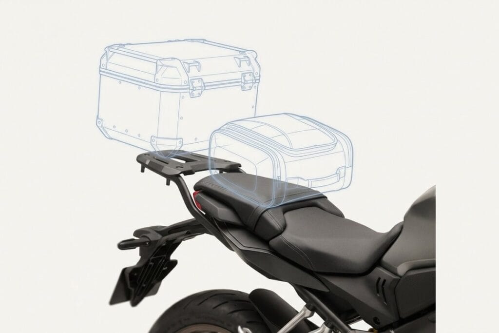 リアキャリアにトップケースとシートバッグの装着例を示す図。通勤・ツーリング向けのバイク積載バッグ選びのイメージ