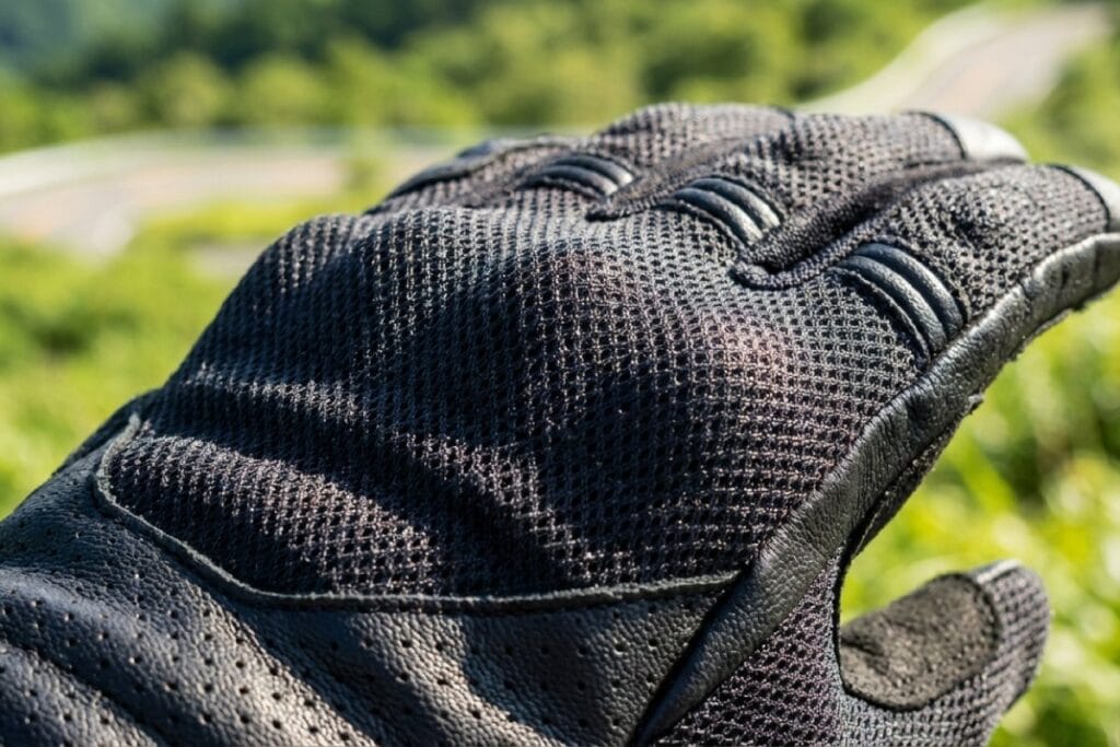 メッシュ素材の夏用バイクグローブ。通気性の高い生地と指まわりの立体縫製。